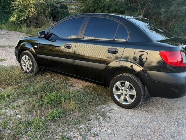 Черный Киа Рио, объемом двигателя 1.4 л и пробегом 218 тыс. км за 3500 $, фото 3 на Automoto.ua