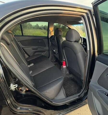 Черный Киа Рио, объемом двигателя 1.4 л и пробегом 168 тыс. км за 5600 $, фото 6 на Automoto.ua