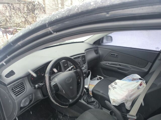 Чорний Кіа Ріо, об'ємом двигуна 1.4 л та пробігом 230 тис. км за 3750 $, фото 6 на Automoto.ua