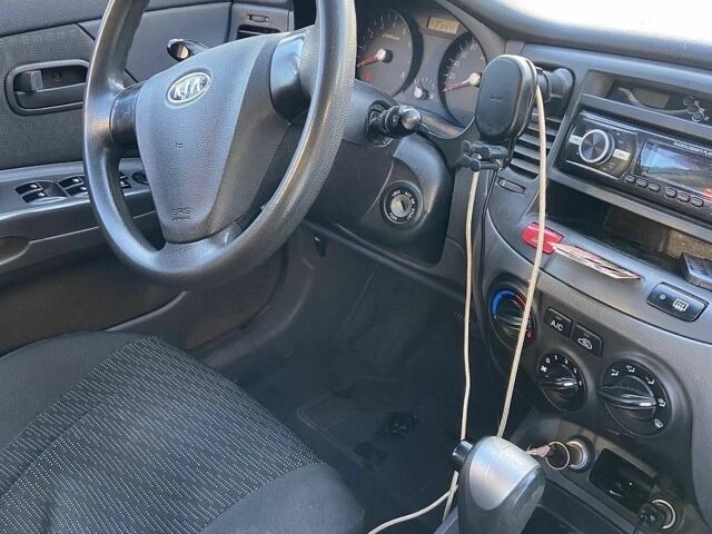 Черный Киа Рио, объемом двигателя 1.4 л и пробегом 220 тыс. км за 4500 $, фото 5 на Automoto.ua