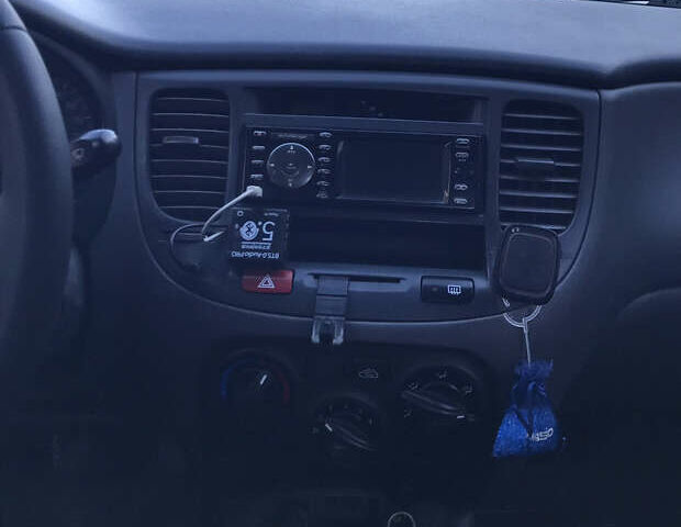 Черный Киа Рио, объемом двигателя 1.4 л и пробегом 291 тыс. км за 5500 $, фото 12 на Automoto.ua