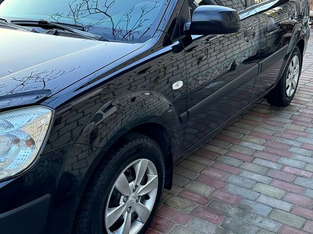 Черный Киа Рио, объемом двигателя 1.5 л и пробегом 250 тыс. км за 5500 $, фото 1 на Automoto.ua