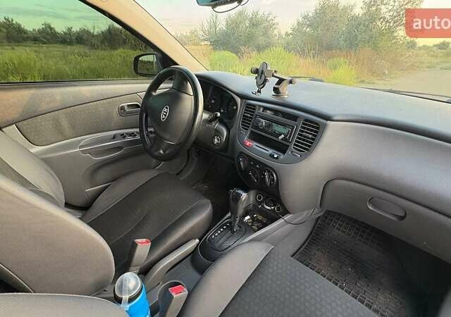 Черный Киа Рио, объемом двигателя 1.4 л и пробегом 168 тыс. км за 5600 $, фото 8 на Automoto.ua