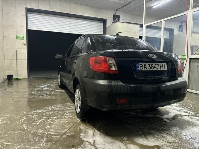 Чорний Кіа Ріо, об'ємом двигуна 1.4 л та пробігом 215 тис. км за 3112 $, фото 4 на Automoto.ua