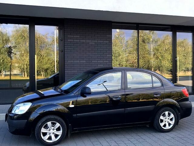 Чорний Кіа Ріо, об'ємом двигуна 1.4 л та пробігом 291 тис. км за 4200 $, фото 1 на Automoto.ua