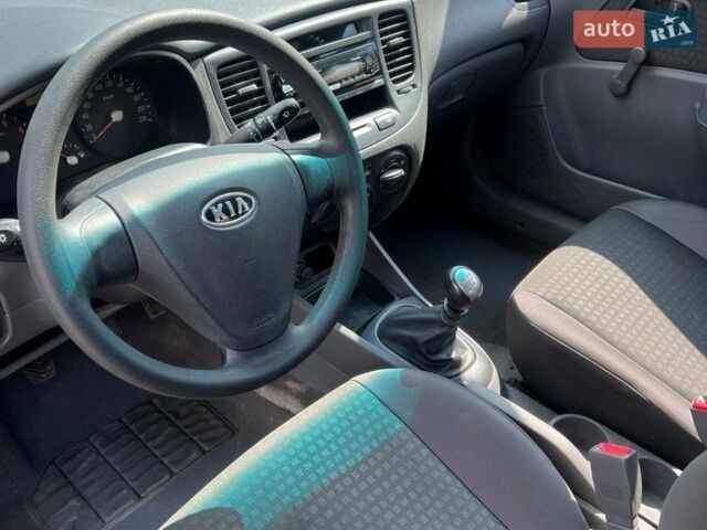 Черный Киа Рио, объемом двигателя 1.4 л и пробегом 146 тыс. км за 4350 $, фото 4 на Automoto.ua