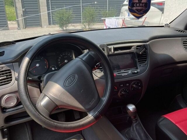 Чорний Кіа Ріо, об'ємом двигуна 1.5 л та пробігом 259 тис. км за 4400 $, фото 4 на Automoto.ua