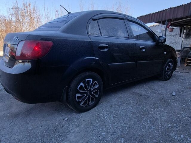 Черный Киа Рио, объемом двигателя 1.4 л и пробегом 220 тыс. км за 4400 $, фото 5 на Automoto.ua