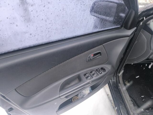 Чорний Кіа Ріо, об'ємом двигуна 1.4 л та пробігом 265 тис. км за 3650 $, фото 5 на Automoto.ua