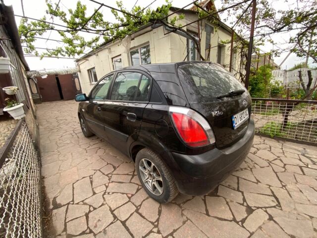 Черный Киа Рио, объемом двигателя 1.4 л и пробегом 250 тыс. км за 3399 $, фото 4 на Automoto.ua