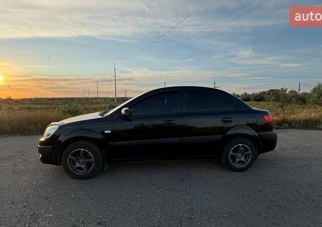 Черный Киа Рио, объемом двигателя 1.4 л и пробегом 168 тыс. км за 5600 $, фото 2 на Automoto.ua