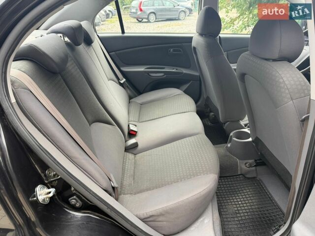 Черный Киа Рио, объемом двигателя 1.4 л и пробегом 155 тыс. км за 3900 $, фото 9 на Automoto.ua