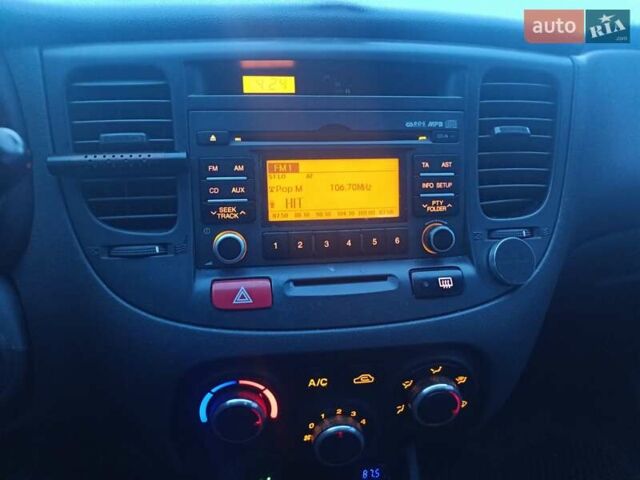 Черный Киа Рио, объемом двигателя 1.4 л и пробегом 273 тыс. км за 3700 $, фото 9 на Automoto.ua