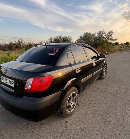 Черный Киа Рио, объемом двигателя 1.4 л и пробегом 168 тыс. км за 5600 $, фото 5 на Automoto.ua