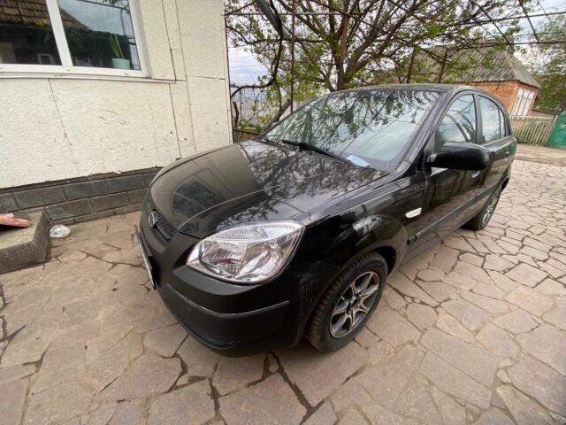Черный Киа Рио, объемом двигателя 1.4 л и пробегом 250 тыс. км за 3399 $, фото 1 на Automoto.ua