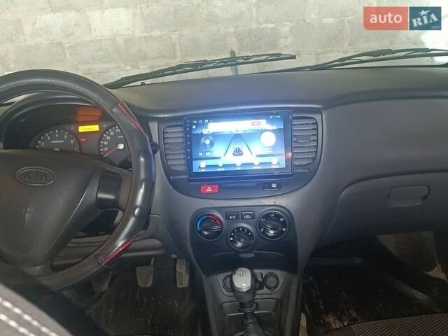 Черный Киа Рио, объемом двигателя 1.4 л и пробегом 260 тыс. км за 3900 $, фото 8 на Automoto.ua