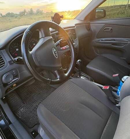 Черный Киа Рио, объемом двигателя 1.4 л и пробегом 168 тыс. км за 5600 $, фото 16 на Automoto.ua