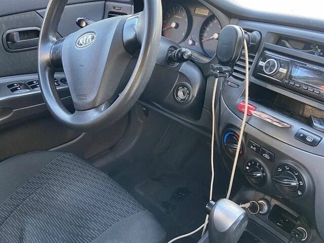 Чорний Кіа Ріо, об'ємом двигуна 1.4 л та пробігом 220 тис. км за 4500 $, фото 5 на Automoto.ua