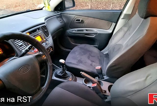 Черный Киа Рио, объемом двигателя 1.5 л и пробегом 295 тыс. км за 4750 $, фото 4 на Automoto.ua