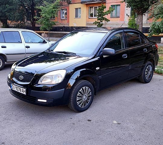 Чорний Кіа Ріо, об'ємом двигуна 1.4 л та пробігом 260 тис. км за 2800 $, фото 1 на Automoto.ua