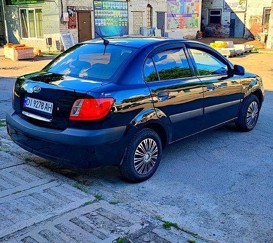 Черный Киа Рио, объемом двигателя 1.4 л и пробегом 260 тыс. км за 3100 $, фото 3 на Automoto.ua