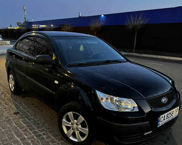 Черный Киа Рио, объемом двигателя 1.4 л и пробегом 150 тыс. км за 5400 $, фото 1 на Automoto.ua