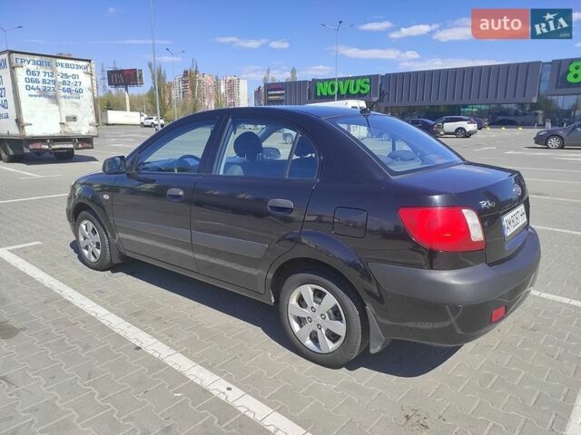 Чорний Кіа Ріо, об'ємом двигуна 1.4 л та пробігом 200 тис. км за 5500 $, фото 4 на Automoto.ua