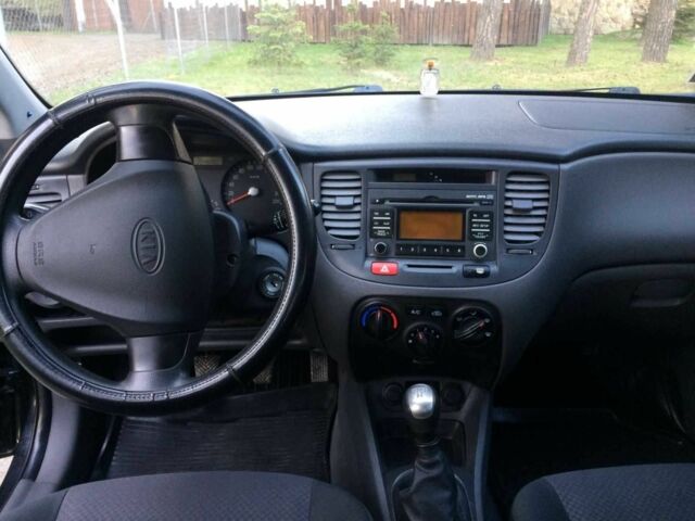 Чорний Кіа Ріо, об'ємом двигуна 1.6 л та пробігом 360 тис. км за 3900 $, фото 1 на Automoto.ua