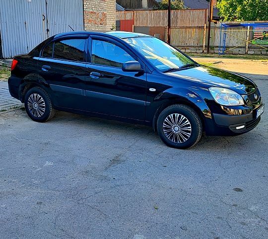 Черный Киа Рио, объемом двигателя 1.4 л и пробегом 260 тыс. км за 3100 $, фото 2 на Automoto.ua