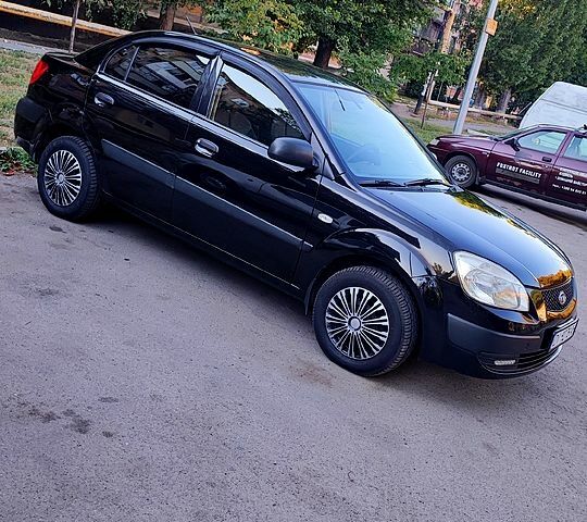 Чорний Кіа Ріо, об'ємом двигуна 1.4 л та пробігом 260 тис. км за 2800 $, фото 3 на Automoto.ua