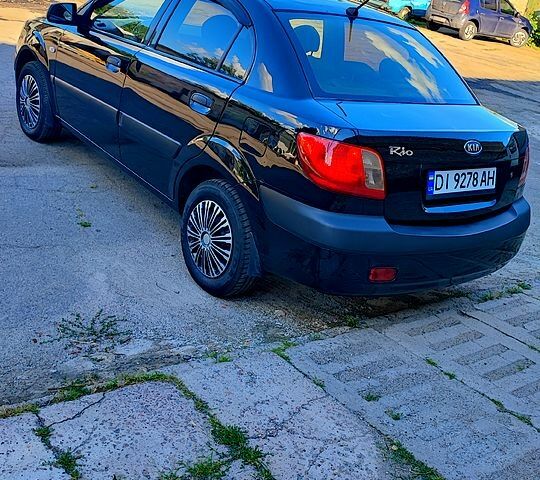 Черный Киа Рио, объемом двигателя 1.4 л и пробегом 260 тыс. км за 3100 $, фото 5 на Automoto.ua