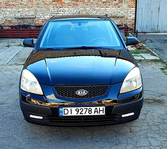 Чорний Кіа Ріо, об'ємом двигуна 1.4 л та пробігом 260 тис. км за 3100 $, фото 1 на Automoto.ua