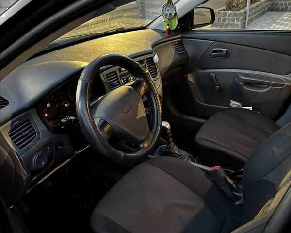 Черный Киа Рио, объемом двигателя 1.4 л и пробегом 150 тыс. км за 5400 $, фото 6 на Automoto.ua