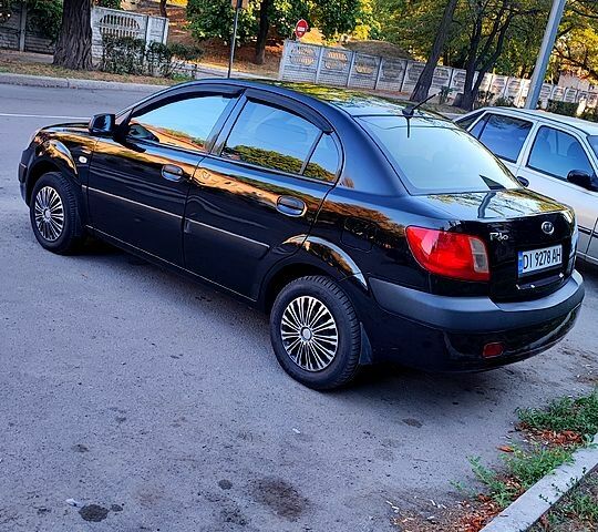 Чорний Кіа Ріо, об'ємом двигуна 1.4 л та пробігом 260 тис. км за 2800 $, фото 6 на Automoto.ua