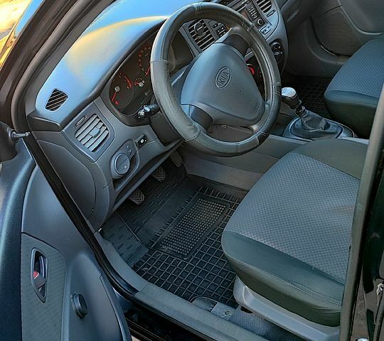 Черный Киа Рио, объемом двигателя 1.4 л и пробегом 260 тыс. км за 3100 $, фото 7 на Automoto.ua