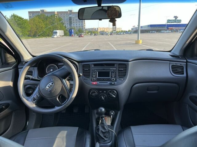Черный Киа Рио, объемом двигателя 1.4 л и пробегом 140 тыс. км за 5500 $, фото 5 на Automoto.ua