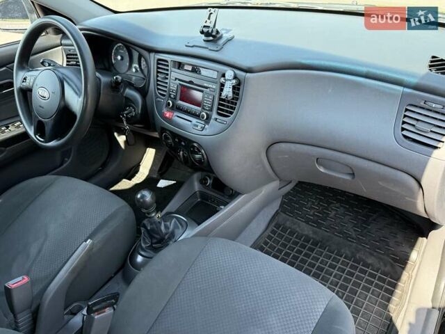 Черный Киа Рио, объемом двигателя 1.4 л и пробегом 151 тыс. км за 4500 $, фото 32 на Automoto.ua