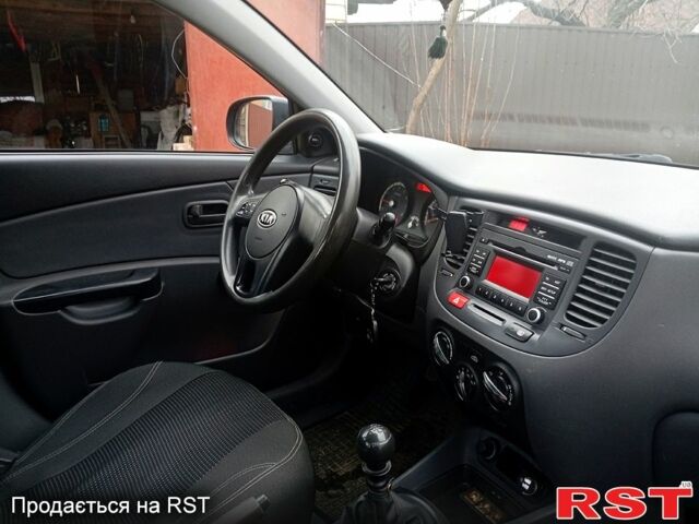 Чорний Кіа Ріо, об'ємом двигуна 1.4 л та пробігом 186 тис. км за 4800 $, фото 8 на Automoto.ua