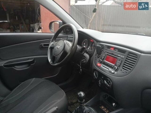 Черный Киа Рио, объемом двигателя 1.4 л и пробегом 186 тыс. км за 4800 $, фото 9 на Automoto.ua