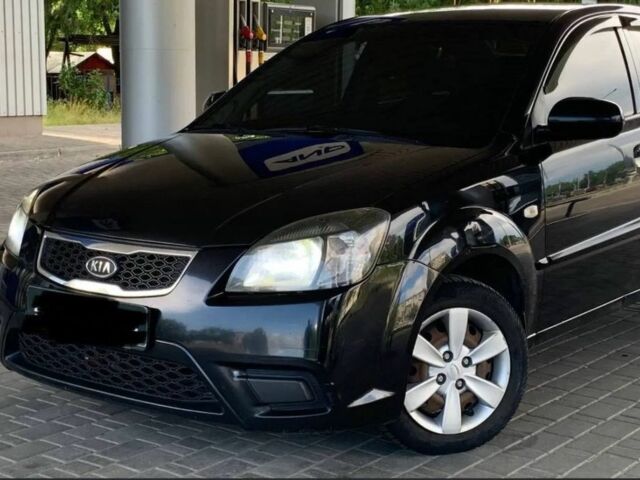 Чорний Кіа Ріо, об'ємом двигуна 1.4 л та пробігом 204 тис. км за 4600 $, фото 3 на Automoto.ua