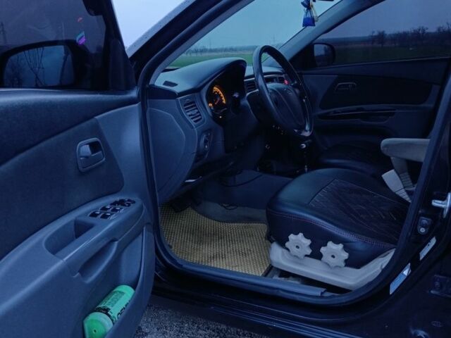 Чорний Кіа Ріо, об'ємом двигуна 1.4 л та пробігом 280 тис. км за 5300 $, фото 5 на Automoto.ua