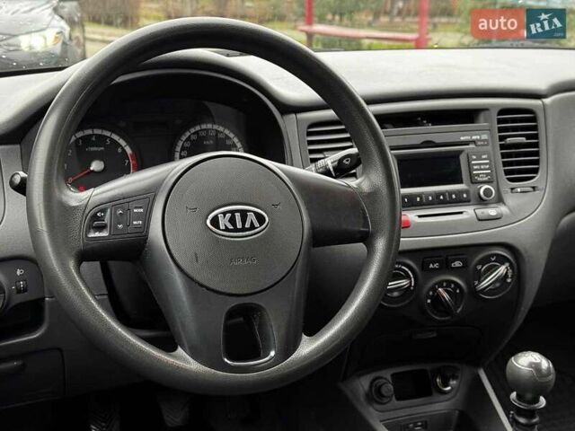 Черный Киа Рио, объемом двигателя 1.4 л и пробегом 151 тыс. км за 6490 $, фото 24 на Automoto.ua