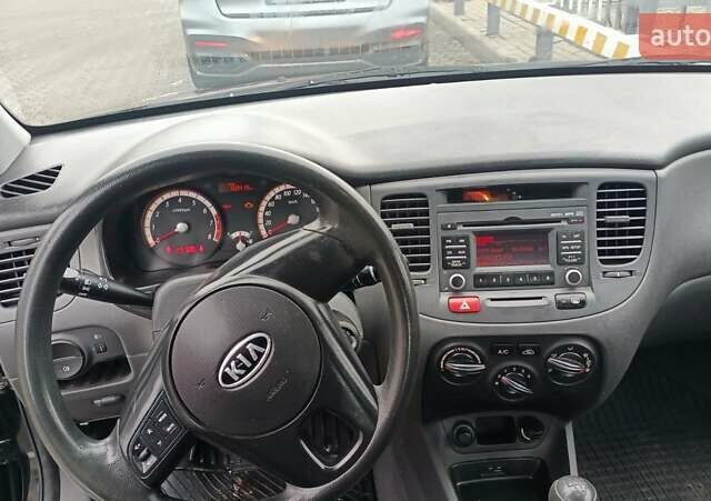 Черный Киа Рио, объемом двигателя 1.4 л и пробегом 150 тыс. км за 6000 $, фото 6 на Automoto.ua