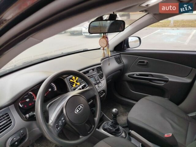 Черный Киа Рио, объемом двигателя 1.5 л и пробегом 155 тыс. км за 5650 $, фото 15 на Automoto.ua