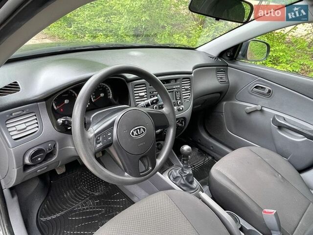 Черный Киа Рио, объемом двигателя 1.4 л и пробегом 91 тыс. км за 4800 $, фото 14 на Automoto.ua