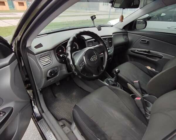 Чорний Кіа Ріо, об'ємом двигуна 1.4 л та пробігом 253 тис. км за 4000 $, фото 5 на Automoto.ua