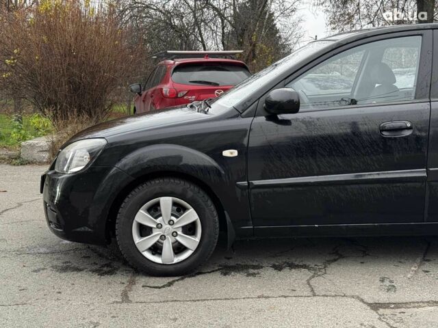 Чорний Кіа Ріо, об'ємом двигуна 1.4 л та пробігом 151 тис. км за 6490 $, фото 19 на Automoto.ua