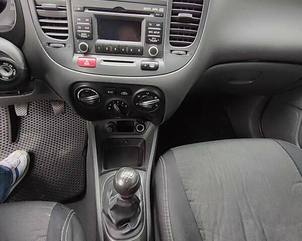 Чорний Кіа Ріо, об'ємом двигуна 1.4 л та пробігом 253 тис. км за 4000 $, фото 9 на Automoto.ua