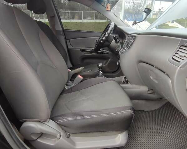 Чорний Кіа Ріо, об'ємом двигуна 1.4 л та пробігом 253 тис. км за 4000 $, фото 4 на Automoto.ua