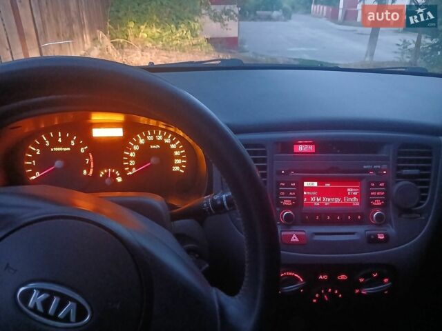 Чорний Кіа Ріо, об'ємом двигуна 1.4 л та пробігом 210 тис. км за 4700 $, фото 2 на Automoto.ua
